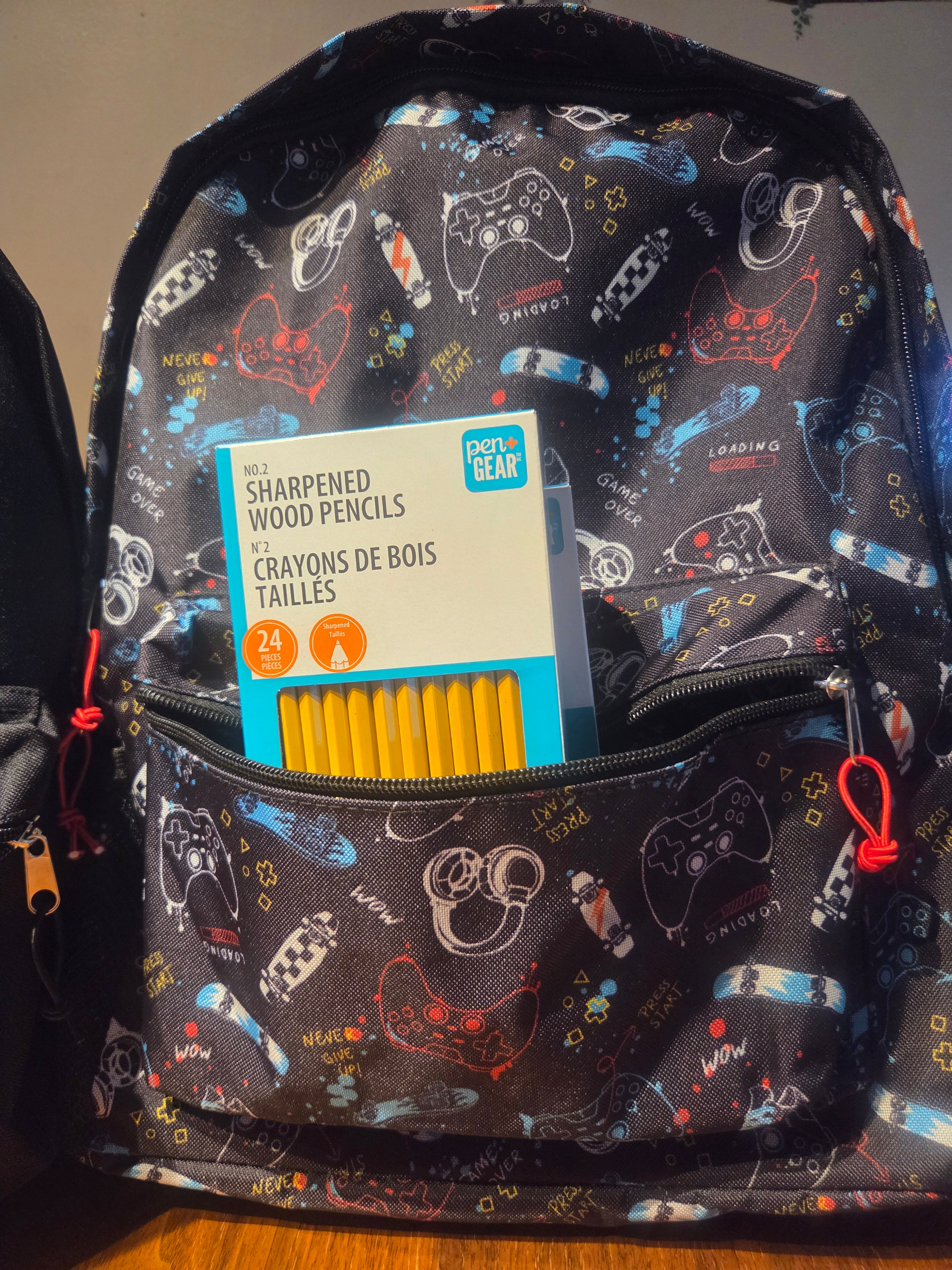 Sac a dos pour enfant avec motif jeux videos, un paquet de crayons en bois tailles de 24